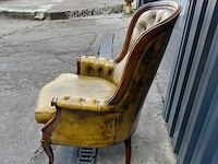 Fauteuil - set bestaande uit 2 chesterfield/engelse fauteuils, met hoge rugleuning en een getufted afwerking. - afbeelding 5 van  10