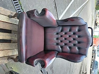 Fauteuil - set bestaande uit 2 chesterfield/engelse fauteuils, met hoge rugleuning en een getufted afwerking. - afbeelding 10 van  10