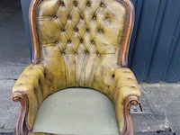 Fauteuil - set bestaande uit 2 chesterfield/engelse fauteuils, met hoge rugleuning en een getufted afwerking. - afbeelding 6 van  10