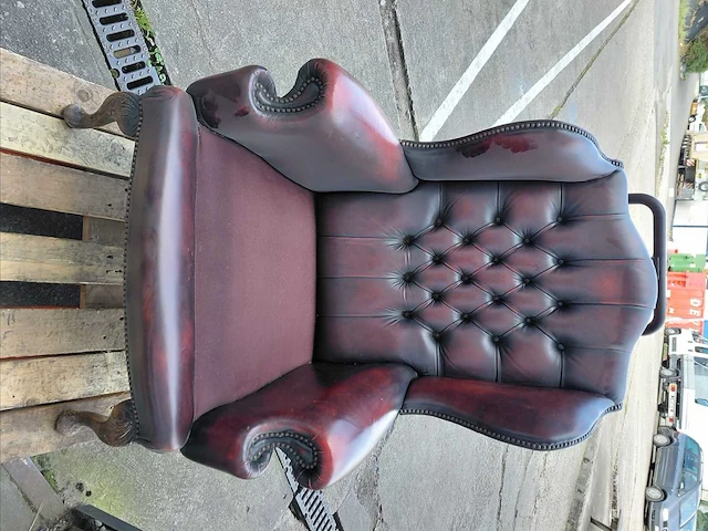 Fauteuil - set bestaande uit 2 chesterfield/engelse fauteuils, met hoge rugleuning en een getufted afwerking. - afbeelding 10 van  10