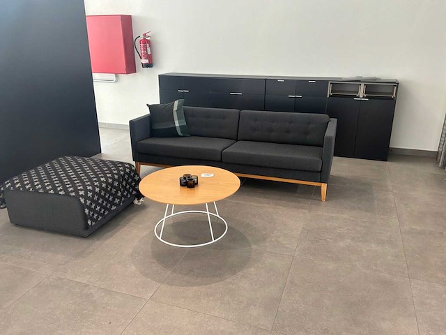 Fauteuil met tafel en kast - afbeelding 1 van  6