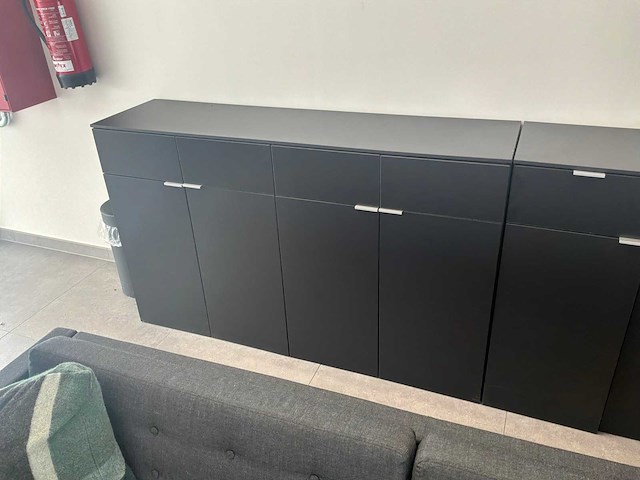 Fauteuil met tafel en kast - afbeelding 5 van  6