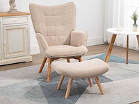 Fauteuil met voetensteun, hoge rugleuning, houten poten en stof die op een corduroy-look lijkt