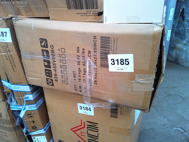 Fauteuil met voetensteun, hoge rugleuning, houten poten en stof die op een corduroy-look lijkt - afbeelding 8 van  8