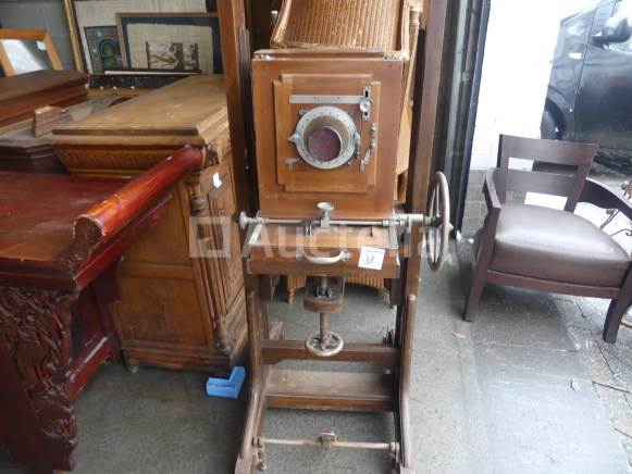 Fauteuils, dressoirs, kasten, decoraties, wijnen