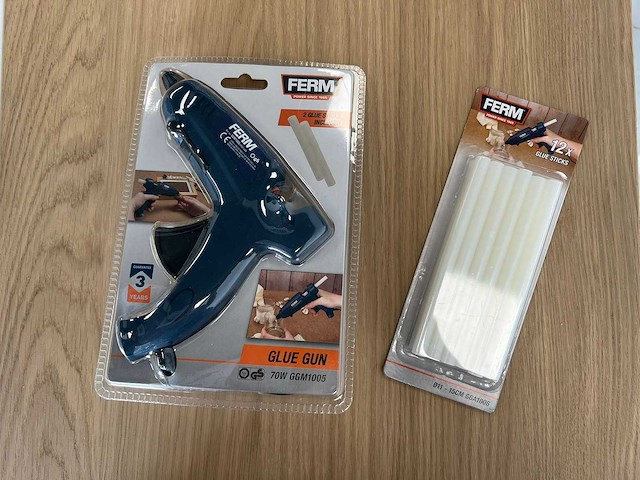 Ferm lijmpistool 70w ggm1005 + 12x lijmsticks ø11mm (15cm) - afbeelding 1 van  5