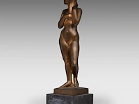 Fernand debonnaires (1907-1997), female nude standing, patinated bronze on a bluestone base the bronze: 38.5 cm. (15.16 in.), including the base: 44.5 cm. (17.51 in.) - afbeelding 2 van  8