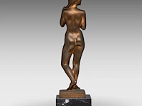 Fernand debonnaires (1907-1997), female nude standing, patinated bronze on a bluestone base the bronze: 38.5 cm. (15.16 in.), including the base: 44.5 cm. (17.51 in.) - afbeelding 4 van  8