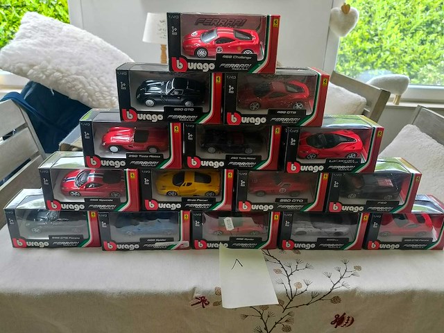 Ferrari - set van 15 burago 1/13 modelauto's - nieuwe verzamelobjecten - afbeelding 1 van  16