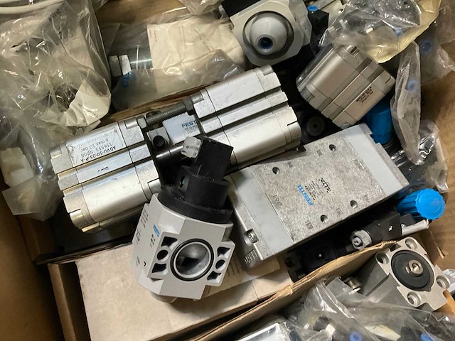 Festo cylinders, ventielen en diversen (139x) - afbeelding 2 van  13