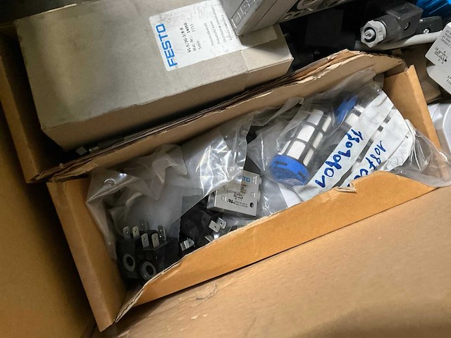 Festo cylinders, ventielen en diversen (139x) - afbeelding 3 van  13