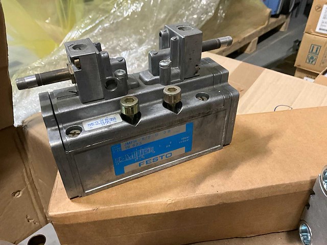Festo cylinders, ventielen en diversen (139x) - afbeelding 4 van  13