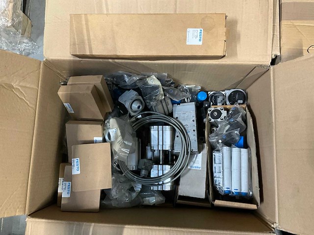 Festo cylinders, ventielen en diversen (139x) - afbeelding 9 van  13