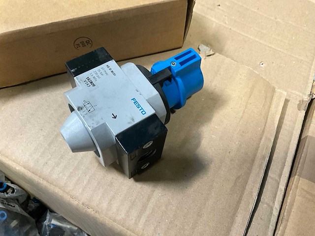 Festo cylinders, ventielen en diversen (139x) - afbeelding 12 van  13