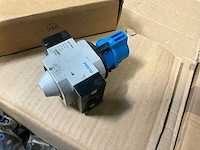 Festo cylinders, ventielen en diversen (139x) - afbeelding 12 van  13