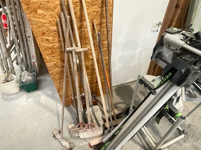 Festool ks 120 eb kapex verstekzaag met onderstel en geleiderail inclusief set handwerktuigen - afbeelding 3 van  5