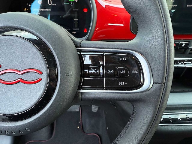 Fiat - 2022 - 500 e - red - personenauto - afbeelding 3 van  17