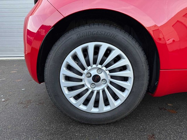 Fiat - 2022 - 500 e - red - personenauto - afbeelding 6 van  17