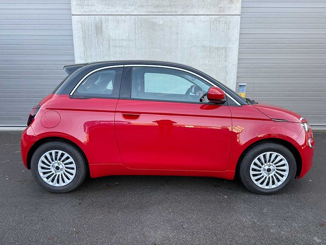 Fiat - 2022 - 500 e - red - personenauto - afbeelding 11 van  17