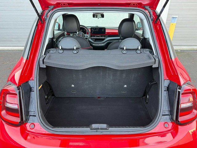 Fiat - 2022 - 500 e - red - personenauto - afbeelding 13 van  17