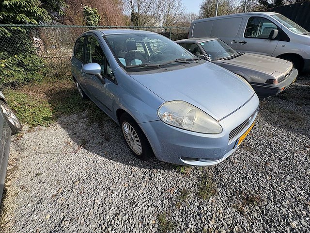 Fiat - grande punto - 1.4-16v dynamic - car - 2006 - afbeelding 11 van  13