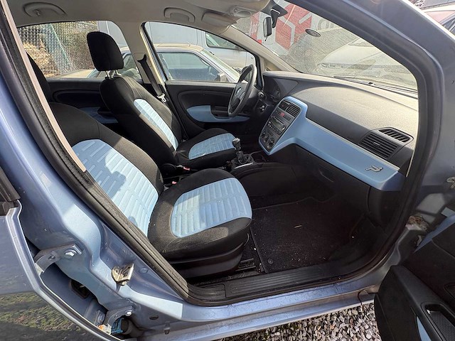 Fiat - grande punto - 1.4-16v dynamic - car - 2006 - afbeelding 8 van  13