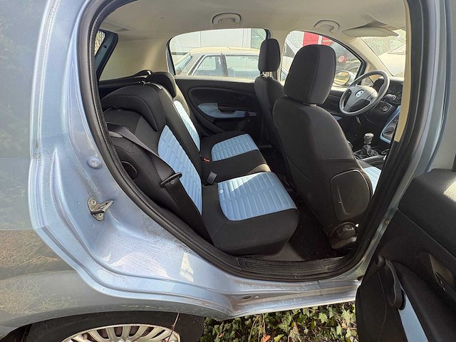 Fiat - grande punto - 1.4-16v dynamic - car - 2006 - afbeelding 10 van  13