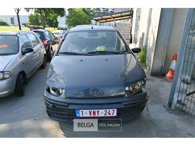 Fiat punto, enkel voor vergunninghouders en erkende centra voor verschroting - afbeelding 2 van  9