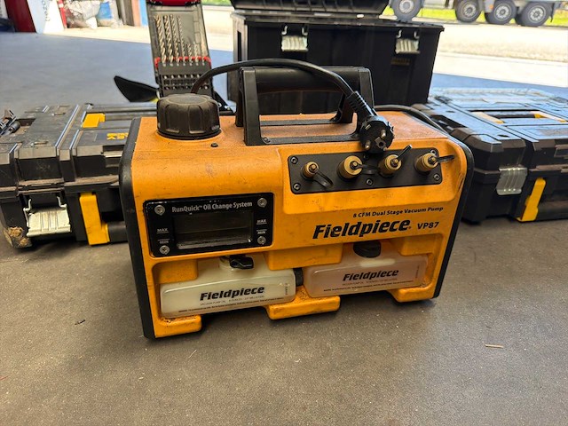 Fieldpiece vp87 8 cfm dual stage vacuümpomp incl. toebehoren en opbergkoffers - afbeelding 1 van  6