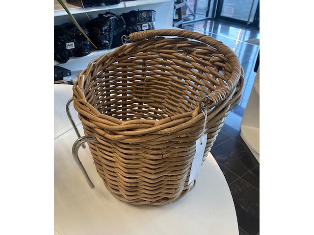Fietsmand - rotan - ovaal - met beugel - afbeelding 1 van  4