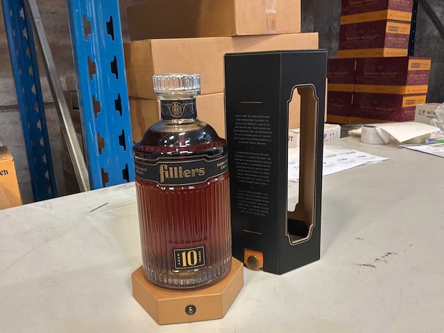 Filliers single malt 10 y whisky (48x) - afbeelding 1 van  2