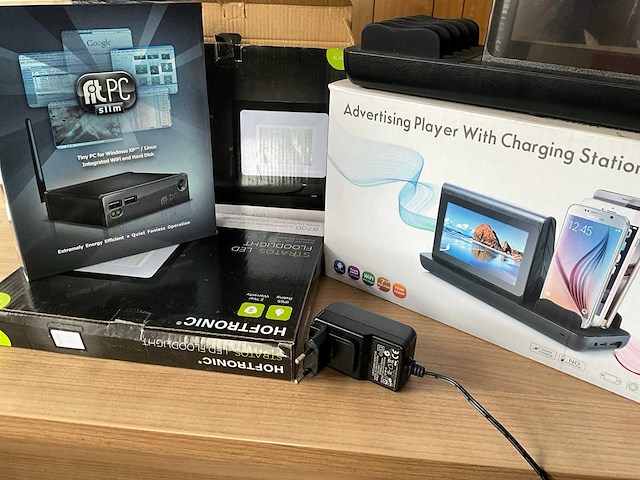 Fit-pc, laadstation en 2x hoftronic ledlamp - afbeelding 1 van  7