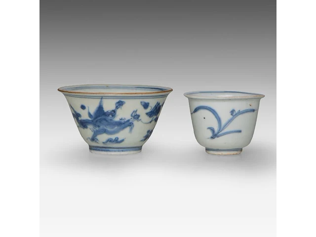 Five fine chinese blue and white shipwreck ware cups, decoration incl. dragons and birds, late ming dynasty, tallest h 5 cm - afbeelding 2 van  13