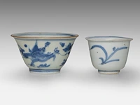Five fine chinese blue and white shipwreck ware cups, decoration incl. dragons and birds, late ming dynasty, tallest h 5 cm - afbeelding 2 van  13