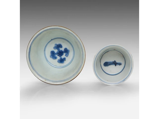 Five fine chinese blue and white shipwreck ware cups, decoration incl. dragons and birds, late ming dynasty, tallest h 5 cm - afbeelding 4 van  13