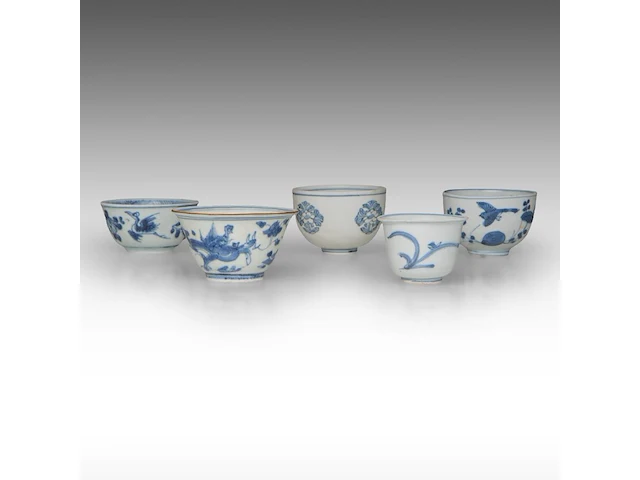 Five fine chinese blue and white shipwreck ware cups, decoration incl. dragons and birds, late ming dynasty, tallest h 5 cm - afbeelding 1 van  13