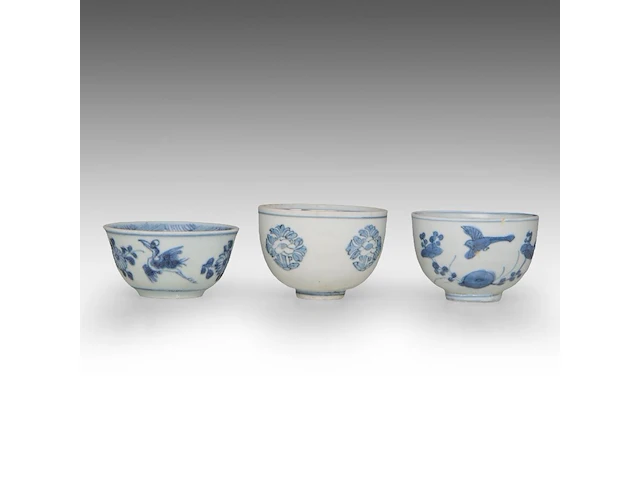Five fine chinese blue and white shipwreck ware cups, decoration incl. dragons and birds, late ming dynasty, tallest h 5 cm - afbeelding 8 van  13