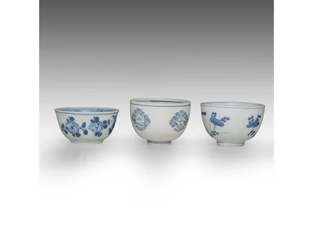 Five fine chinese blue and white shipwreck ware cups, decoration incl. dragons and birds, late ming dynasty, tallest h 5 cm - afbeelding 9 van  13