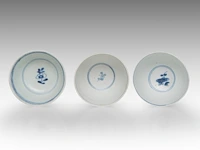 Five fine chinese blue and white shipwreck ware cups, decoration incl. dragons and birds, late ming dynasty, tallest h 5 cm - afbeelding 10 van  13