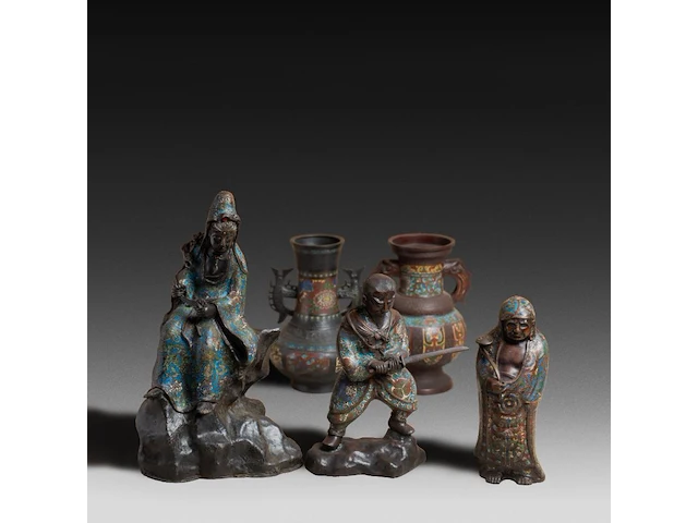Five japanese champlevé enameled bronzes; three depicting figures and two vases, signed, 19th/20thc, tallest h 47 cm - afbeelding 1 van  8