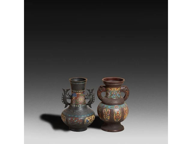 Five japanese champlevé enameled bronzes; three depicting figures and two vases, signed, 19th/20thc, tallest h 47 cm - afbeelding 2 van  8