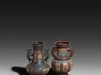 Five japanese champlevé enameled bronzes; three depicting figures and two vases, signed, 19th/20thc, tallest h 47 cm - afbeelding 2 van  8