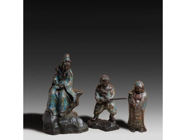 Five japanese champlevé enameled bronzes; three depicting figures and two vases, signed, 19th/20thc, tallest h 47 cm - afbeelding 3 van  8