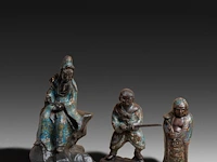 Five japanese champlevé enameled bronzes; three depicting figures and two vases, signed, 19th/20thc, tallest h 47 cm - afbeelding 3 van  8