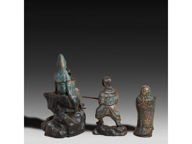 Five japanese champlevé enameled bronzes; three depicting figures and two vases, signed, 19th/20thc, tallest h 47 cm - afbeelding 4 van  8