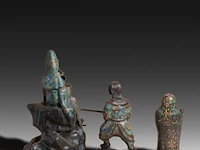 Five japanese champlevé enameled bronzes; three depicting figures and two vases, signed, 19th/20thc, tallest h 47 cm - afbeelding 4 van  8