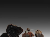 Five japanese champlevé enameled bronzes; three depicting figures and two vases, signed, 19th/20thc, tallest h 47 cm - afbeelding 5 van  8