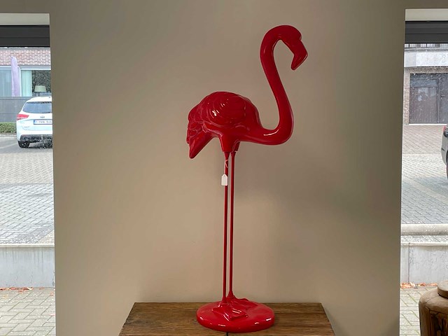 Flamingo rood met betonnen voet h116cm x l52cm - afbeelding 1 van  2