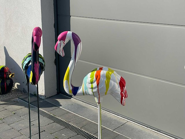 Flamingo zwart trash met betonnen voet h116cm x l52cm - afbeelding 3 van  3