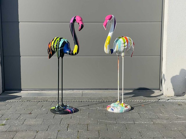 Flamingo zwart trash met betonnen voet h116cm x l52cm - afbeelding 1 van  3